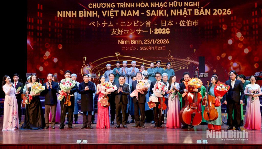 Đồng chí Nguyễn Cao Sơn, Tỉnh ủy viên, Phó Chủ tịch UBND tỉnh tặng hoa và quà lưu niệm cho các nghệ sỹ.