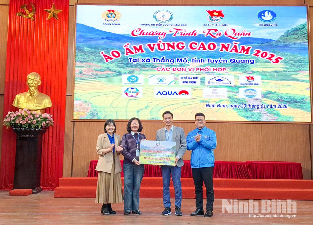 Đại diện Ban Tổ chức tiếp nhận ủng hộ của các nhà tài trợ cho Chương trình.