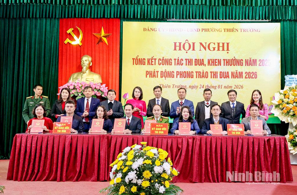 Các phòng, ban, đơn vị thuộc phường Thiên Trường ký giao ước thi đua năm 2026.