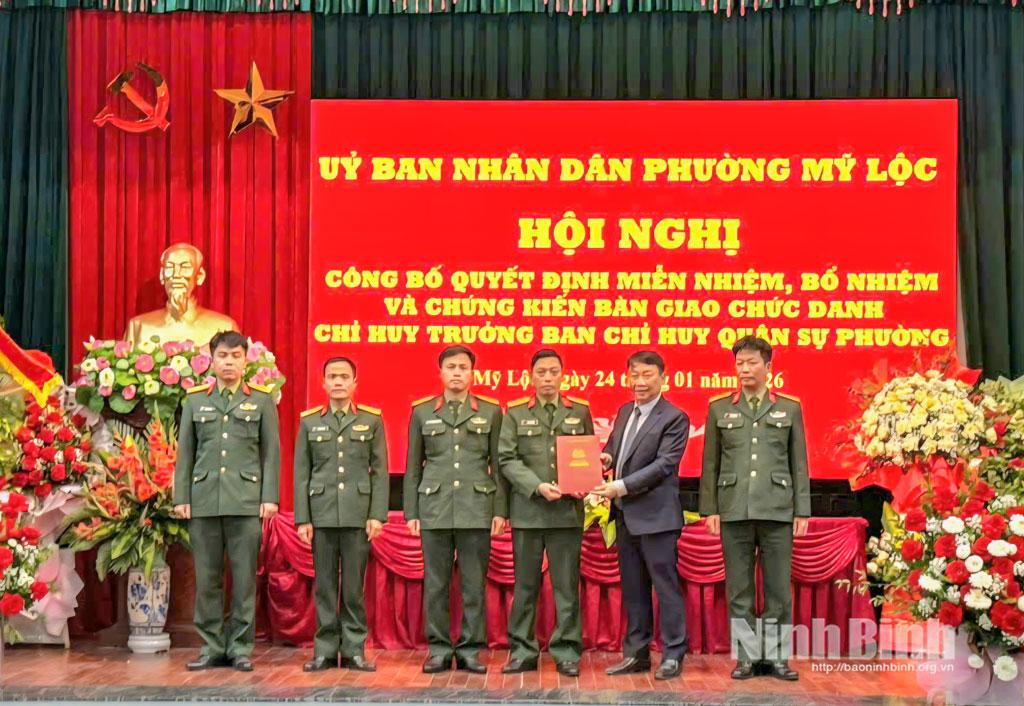 Lãnh đạo UBND phường Mỹ Lộc trao Quyết định bổ nhiệm cho các đồng chí Ban CHQS phường Mỹ Lộc.