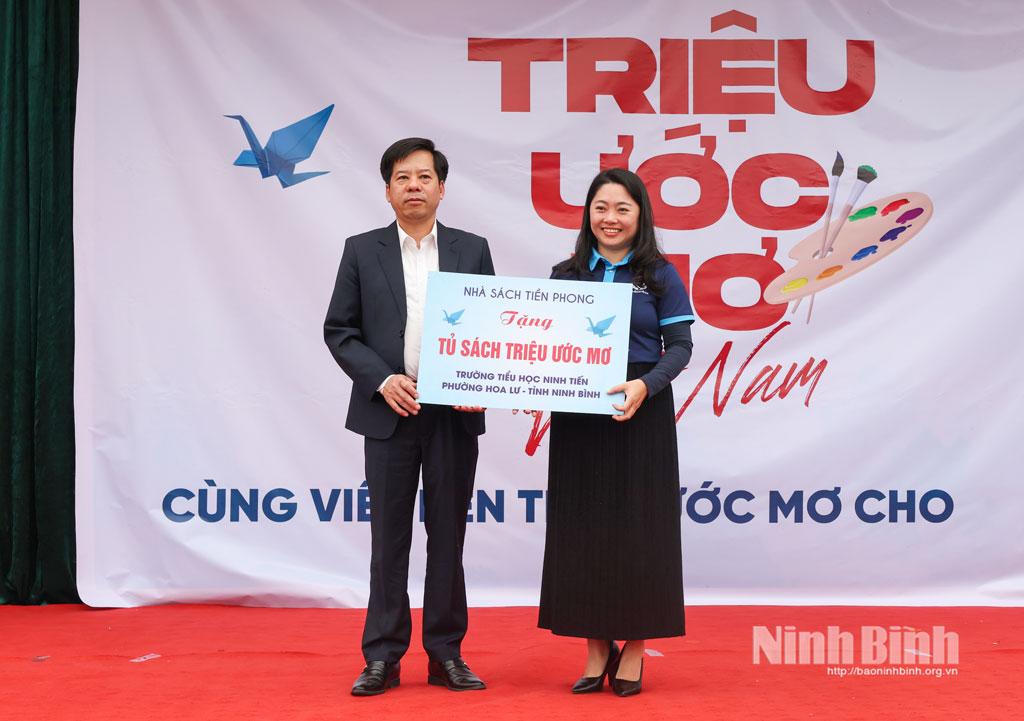 Đại diện DCI miền Bắc trao tặng “Thư viện ước mơ” cho nhà trường.