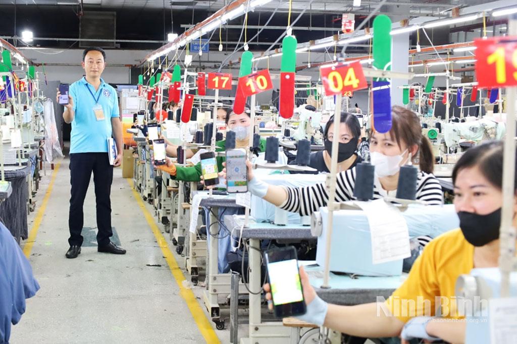 Người lao động Công ty TNHH may PHOENIX (phường Tam Điệp) hưởng ứng, tham gia Cuộc thi.