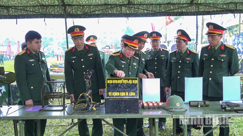 Đại tá Trịnh Hồng Phong, Ủy viên Ban Thường vụ Tỉnh ủy, Chỉ huy trưởng Bộ Chỉ huy Quân sự tỉnh kiểm tra mô hình học cụ huấn luyện của các đơn vị.