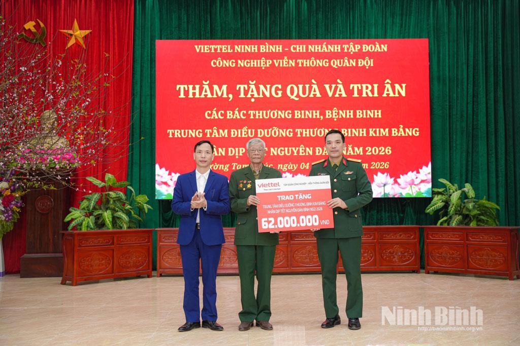 Lãnh đạo Viettel Ninh Bình trao tặng biển biểu trưng hỗ trợ quà cho các thương binh đang điều dưỡng tại Trung tâm Điều dưỡng thương binh Kim Bảng.