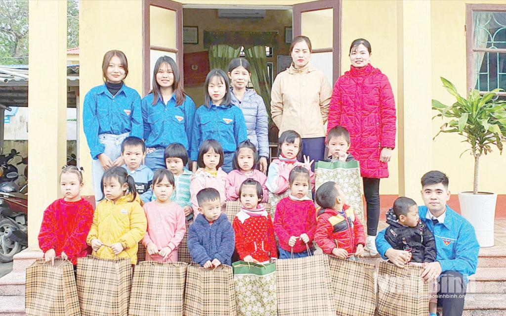 Đoàn Thanh niên xã Trực Ninh trao tặng quà cho trẻ em có hoàn cảnh khó khăn.