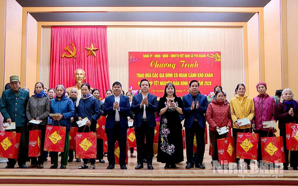 Đồng chí Phạm Quang Ngọc, Ủy viên Trung ương Đảng, Phó Bí thư Tỉnh ủy, Chủ tịch UBND tỉnh Hưng Yên tặng quà cho gia đình chính sách, hộ nghèo tại xã Yên Khánh.