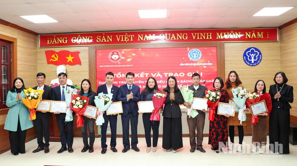 Đồng chí Nguyễn Đức Toàn, Ủy viên Ban Thường vụ Tỉnh ủy, Trưởng Ban Tuyên giáo và Dân vận Tỉnh ủy, Trưởng Ban Chỉ đạo Cuộc thi và các đại biểu chụp ảnh lưu niệm cùng các cá nhân đoạt giải.