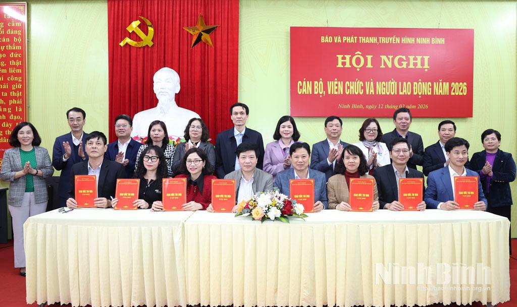 Các đồng chí lãnh đạo cơ quan chứng kiến lễ ký kết giao ước thi đua giữa các phòng nghiệp vụ.