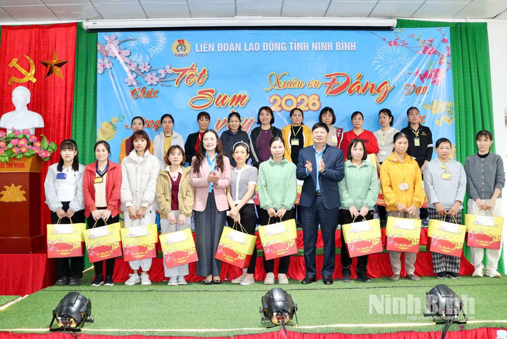 Đồng chí Phan Văn Anh, Phó Chủ tịch Tổng Liên đoàn Lao động Việt Nam; lãnh đạo Liên đoàn Lao động tỉnh tặng quà Tết cho đoàn viên, người lao động có hoàn cảnh khó khăn Công ty TNHH Golden Victory Việt Nam.