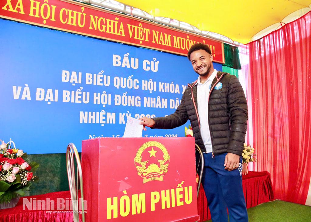 Cầu thủ nhập tịch Nguyễn Xuân Son tham gia bỏ phiếu bầu cử tại Khu vực bỏ phiếu số 52, Nhà văn hoá Tức Mặc, phường Nam Định.