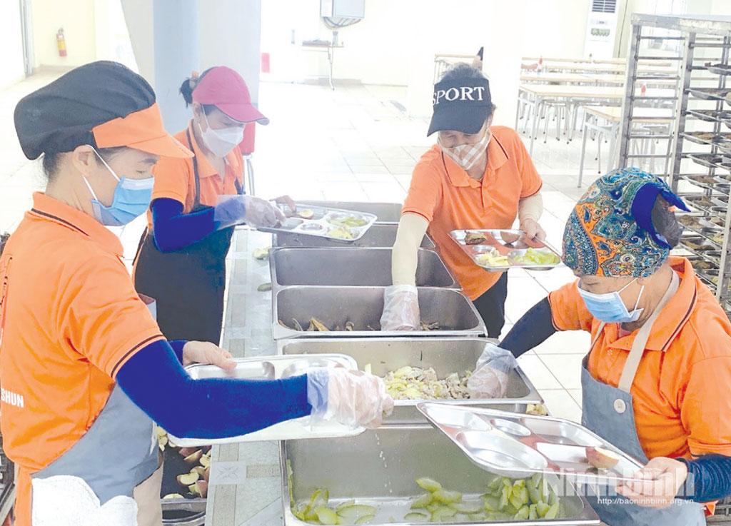 Nhân viên Công ty TNHH Hao Shun, phường Lê Hồ chuẩn bị suất ăn trưa cho công nhân lao động.