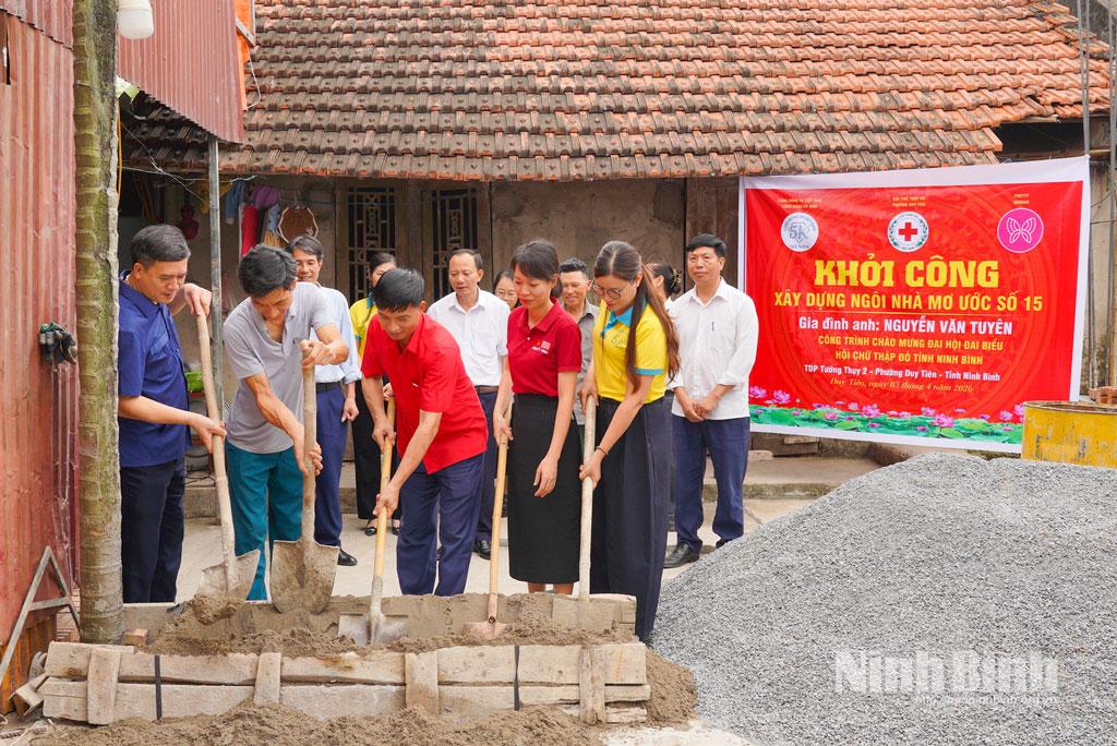 Lãnh đạo Hội Chữ thập đỏ tỉnh, phường Duy Tiên cùng các đại biểu và đại diện gia đình khởi công xây dựng Ngôi nhà mơ ước cho gia đình anh Nguyễn Văn Tuyên.