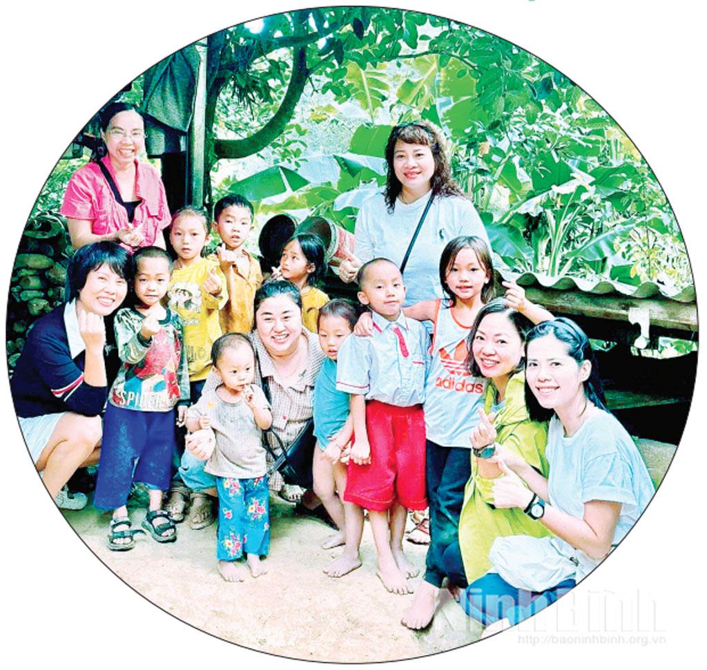 Nhóm thiện nguyện Thiên Trường “Vì nụ cười trẻ thơ” phối hợp với các mạnh thường quân thăm, tặng quà học sinh có hoàn cảnh khó khăn tại tỉnh Điện Biên.