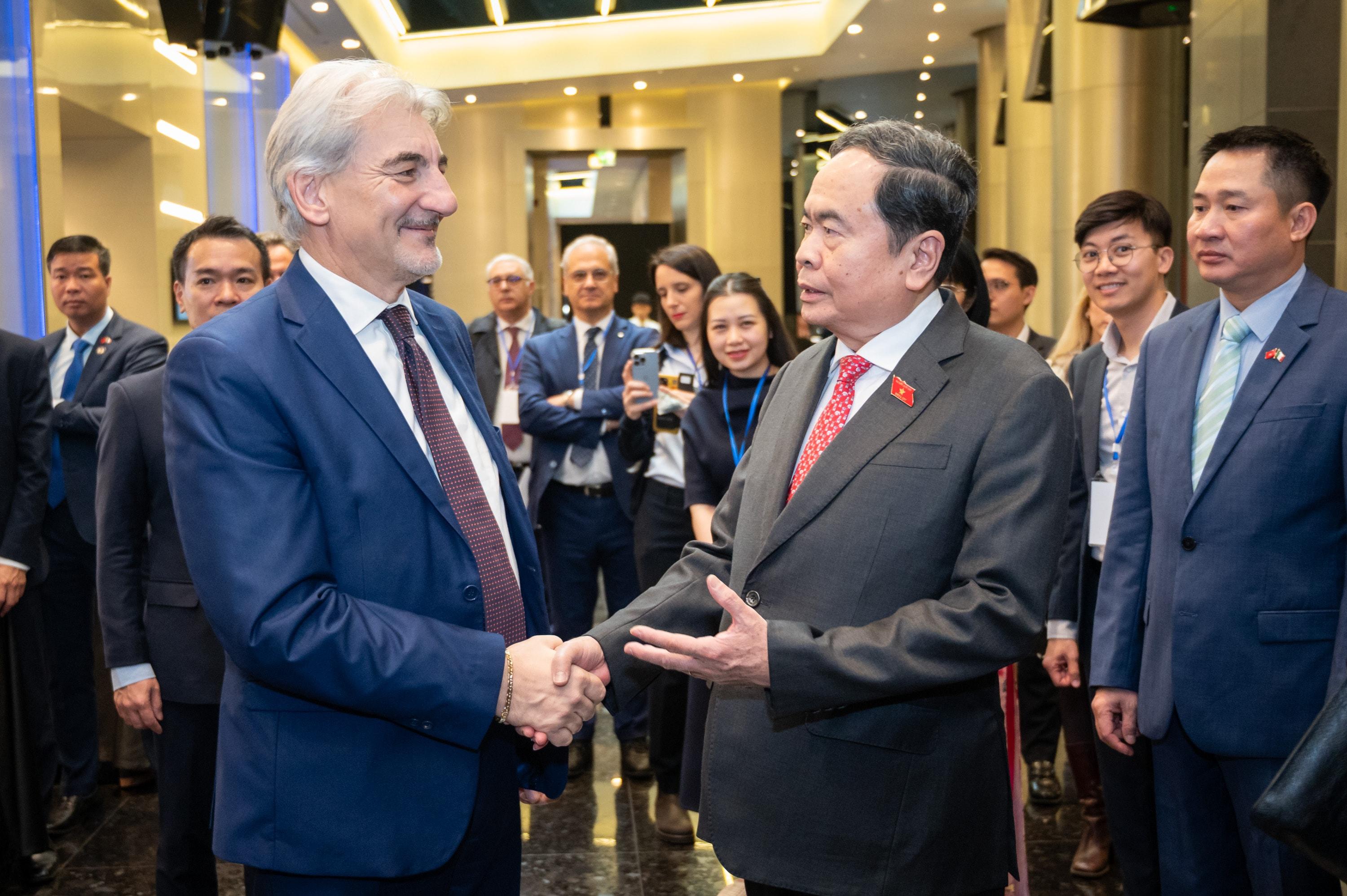 Chủ tịch Quốc hội Trần Thanh Mẫn và Quốc vụ khanh vùng Lombardy Raffaele Cattaneo.