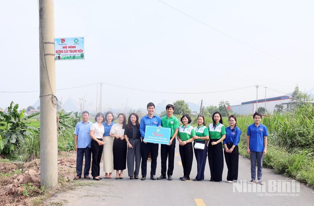 Các đại biểu tại buổi ra mắt mô hình “Đường cây thanh niên”.