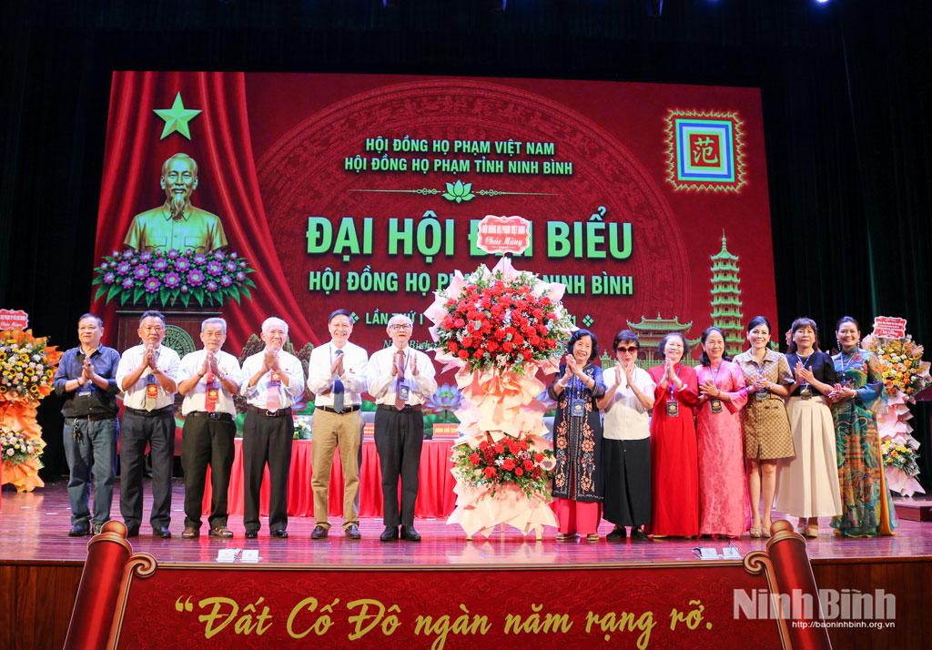 Đại diện Hội đồng họ Phạm Việt Nam tặng hoa chúc mừng Đại hội.