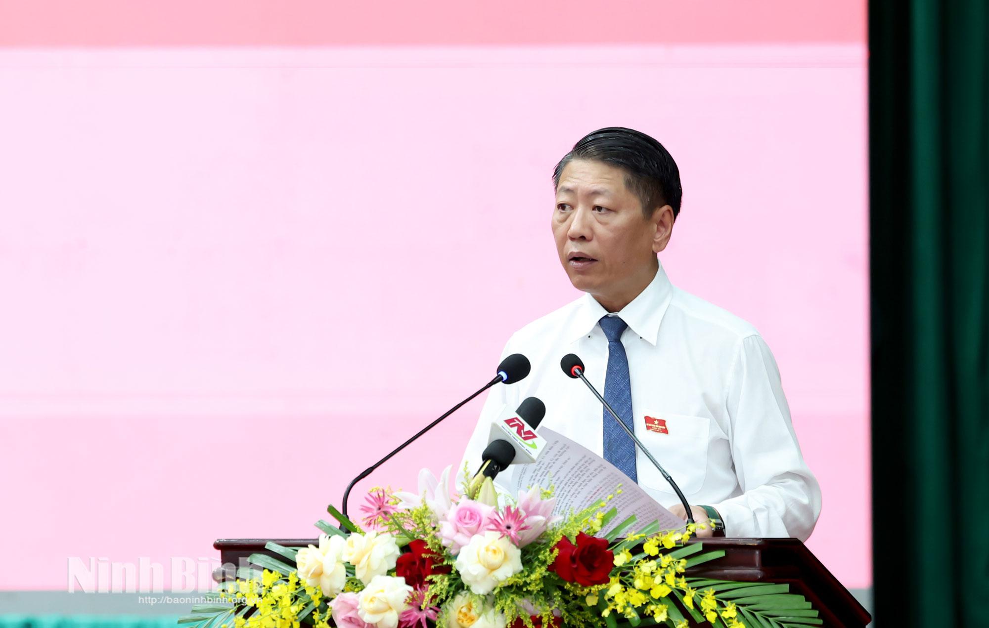 Đồng chí Trần Song Tùng, Ủy viên Ban Thường vụ Tỉnh ủy, Phó Chủ tịch Thường trực UBND tỉnh trình bày Báo cáo tóm tắt tình hình kinh tế - xã hội 6 tháng đầu năm; phương hướng, nhiệm vụ trọng tâm 6 tháng cuối năm 2026.