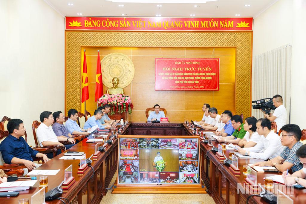 Quang cảnh hội nghị tại điểm cầu tỉnh Ninh Bình.