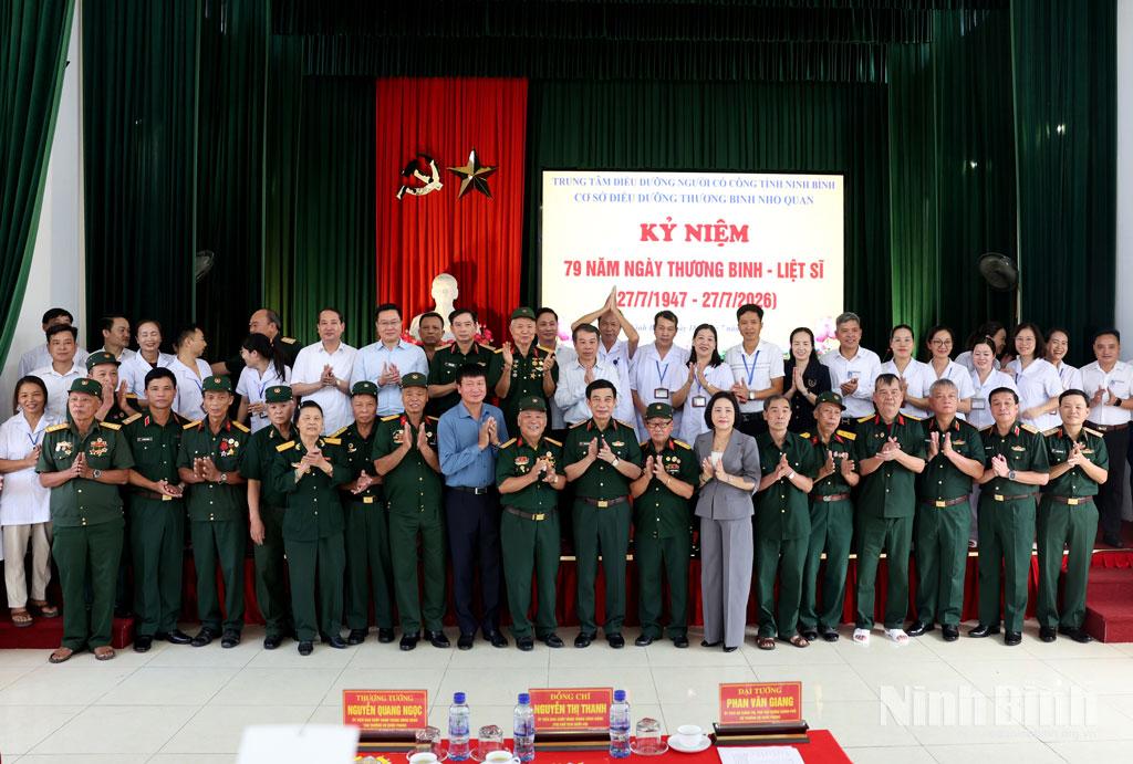 Đại tướng Phan Văn Giang, Ủy viên Bộ Chính trị, Phó Thủ tướng Chính phủ, Bộ trưởng Bộ Quốc phòng cùng các đại biểu chụp ảnh lưu niệm cùng cán bộ, các thương, bệnh binh Cơ sở Điều dưỡng thương binh Nho Quan.