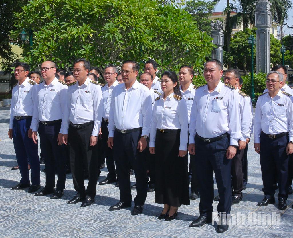 Đoàn công tác Kiểm toán Nhà nước và các đại biểu dâng hương tại Đền thờ Liệt sĩ tỉnh Ninh Bình.