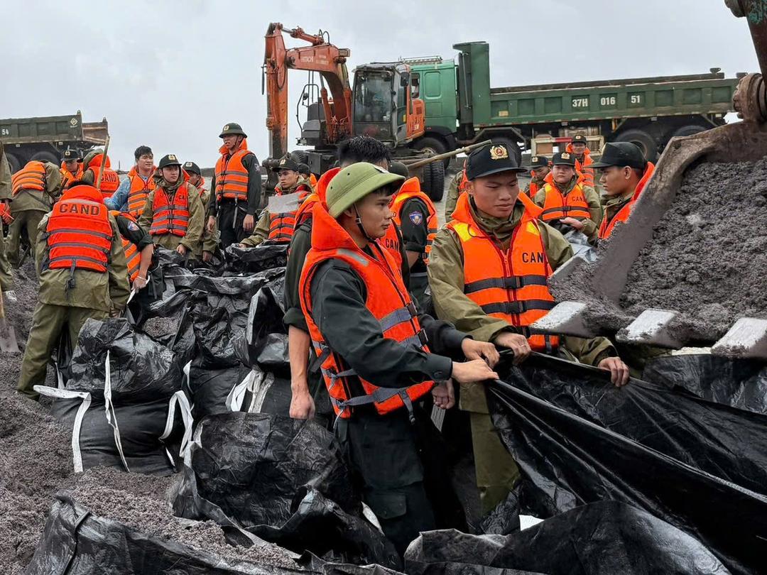 Lực lượng Cảnh sát cơ động Công an tỉnh tham gia xử lý sự cố sạt, lở tại một số điểm đê bối tuyến đê biển thuộc địa bàn xã Thịnh Long. Ảnh: CTV