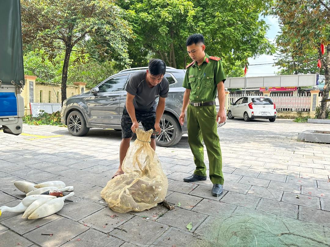 Đối tượng bẫy, bắt chim hoang dã cùng tang vật được đưa về cơ quan Công an để xử lý.