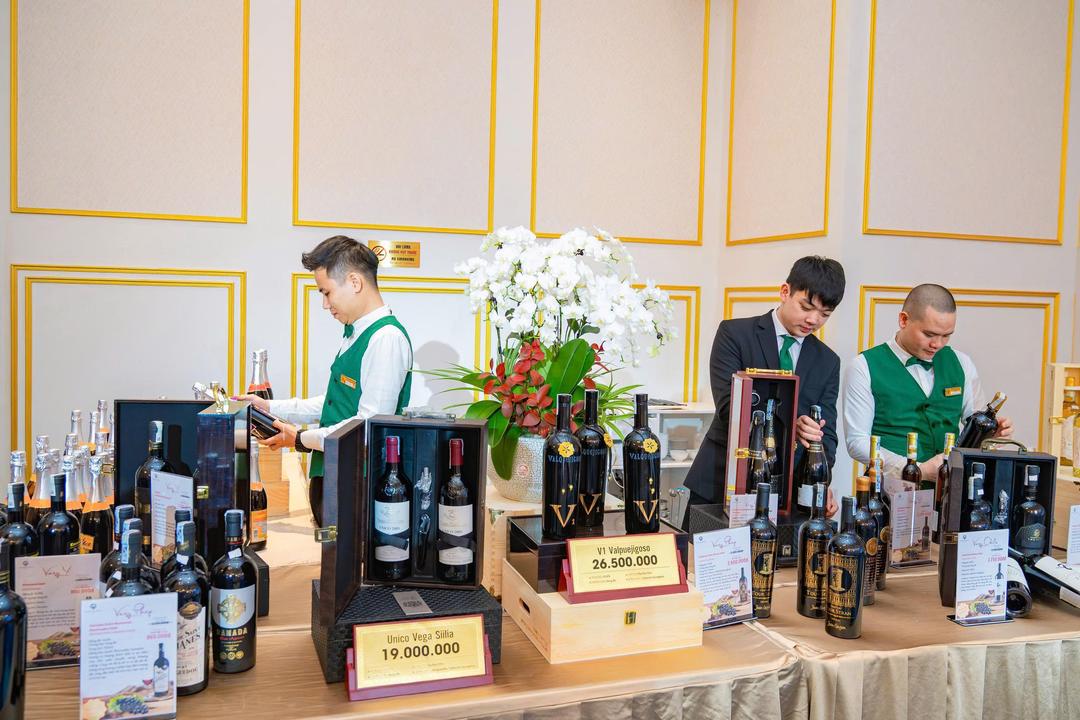 Người tiêu dùng ngày càng quan tâm đến chất lượng và tính minh bạch của sản phẩm, đặc biệt là hàng cao cấp. (Trong ảnh: Gian hàng trưng bày rượu tại Nhà hàng Thanh Nga Luxury). Ảnh: Ngọc Linh