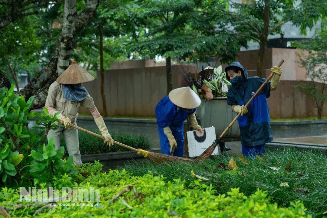 Công nhân Công ty Môi trường đô thị thu gom rác thải, làm sạch cảnh quan tại phường Trung Sơn. Việc tỉnh hỗ trợ 100% kinh phí vận chuyển, xử lý rác thải từ năm 2026 sẽ góp phần nâng cao hiệu quả công tác vệ sinh môi trường. Ảnh: Ngọc Linh