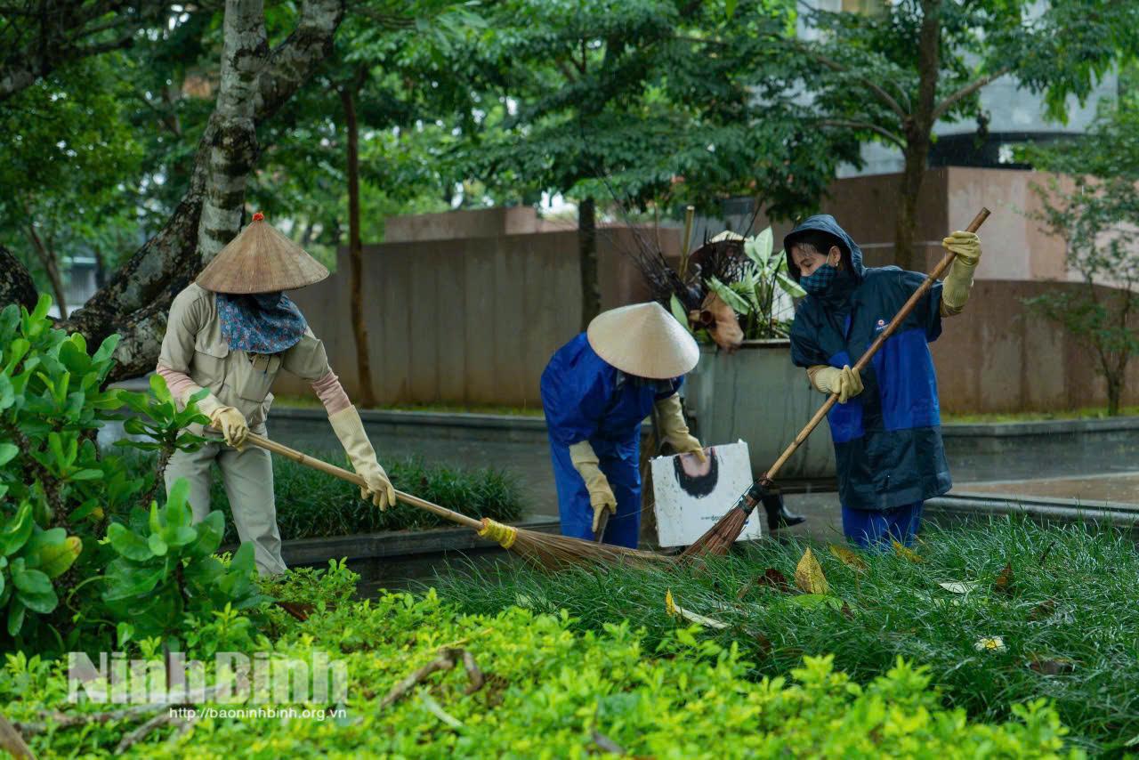 Công nhân Công ty Môi trường đô thị thu gom rác thải, làm sạch cảnh quan tại phường Trung Sơn. Việc tỉnh hỗ trợ 100% kinh phí vận chuyển, xử lý rác thải từ năm 2026 sẽ góp phần nâng cao hiệu quả công tác vệ sinh môi trường. Ảnh: Ngọc Linh