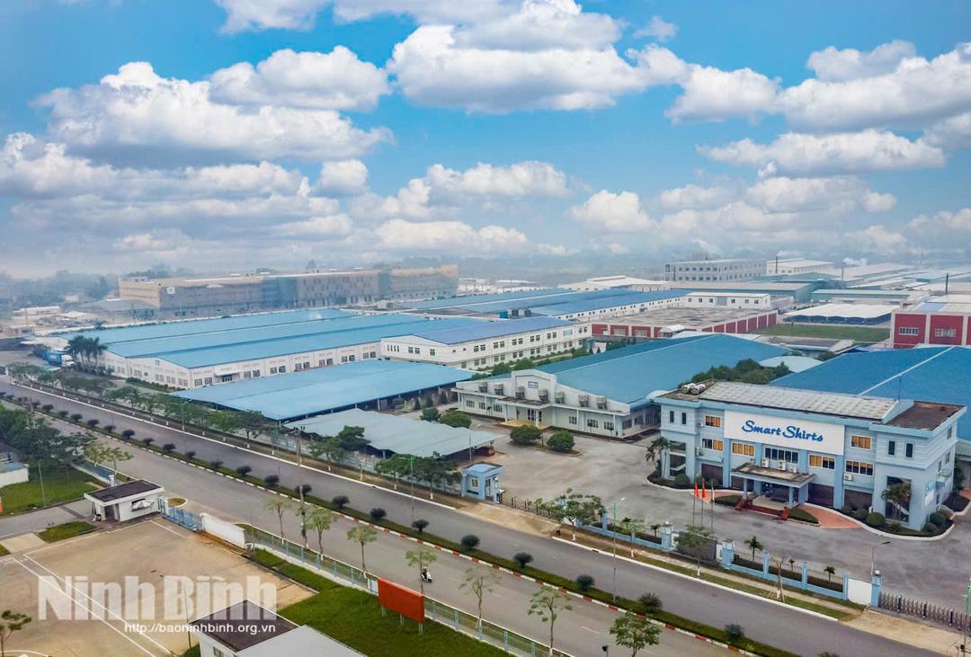 Khu công nghiệp Bảo Minh với hạ tầng đồng bộ, hiện đại đang là động lực tăng trưởng chính, đóng góp lớn vào cơ cấu kinh tế công nghiệp - dịch vụ (chiếm 85,5%) của xã Liên Minh. Ảnh: Viết Dư