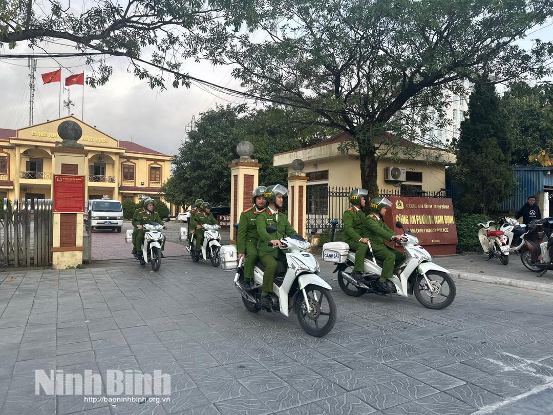 Công an phường Nam Định tổ chức ra quân tuần tra, đảm bảo kịp thời xử lý các tình huống phát sinh.