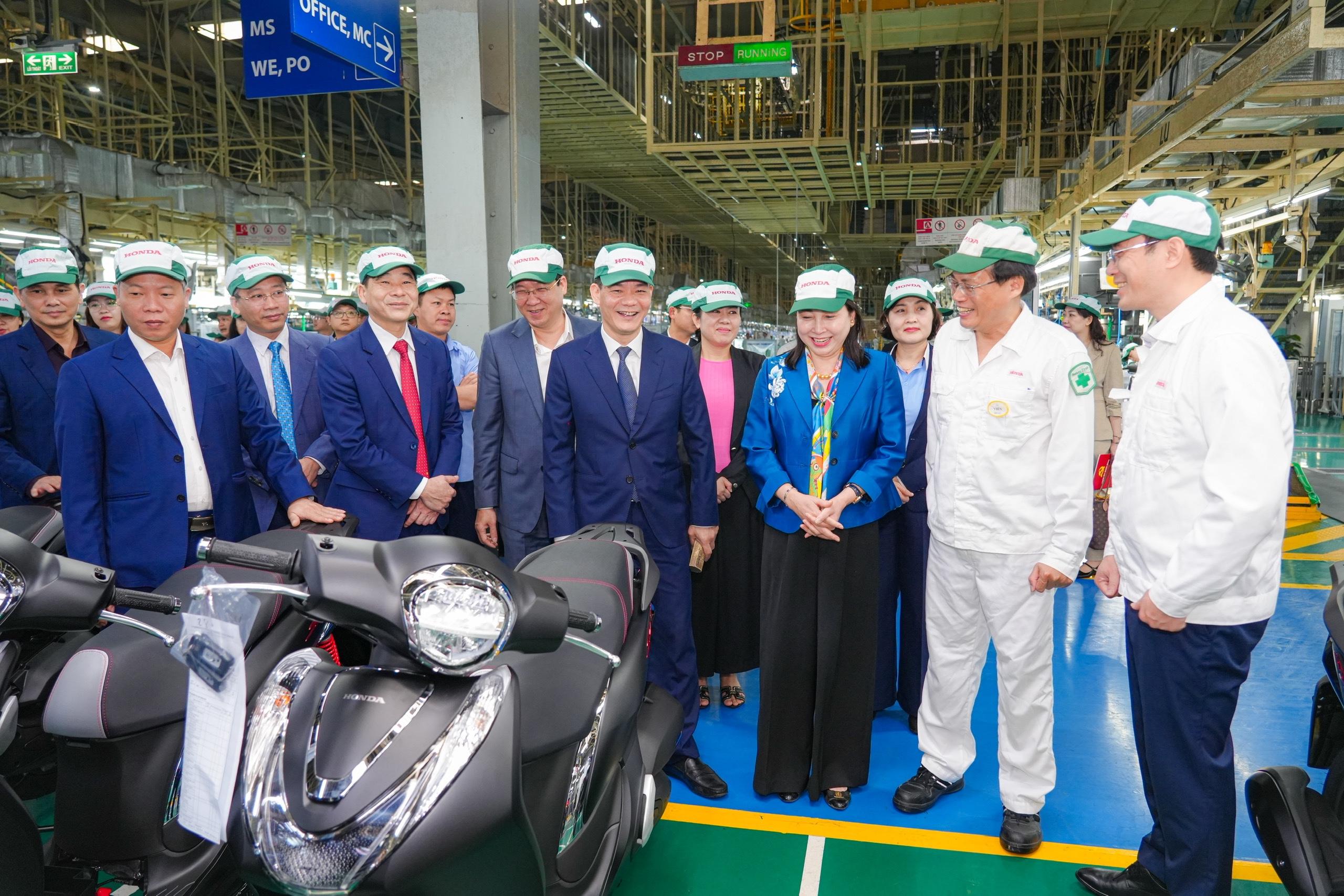 Các đồng chí lãnh đạo tỉnh thăm, động viên sản xuất tại Công ty Honda Việt Nam (KCN Đồng Văn II). Ảnh: Nguyễn Huy