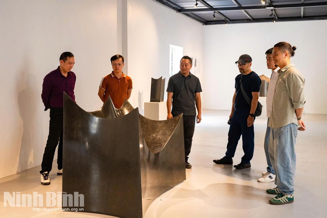 Công chúng thưởng lãm tác phẩm điêu khắc đá hiện đại của Nhà điêu khắc Lương Trịnh tại Sông Vân Art Space. Ảnh: Ngọc Linh