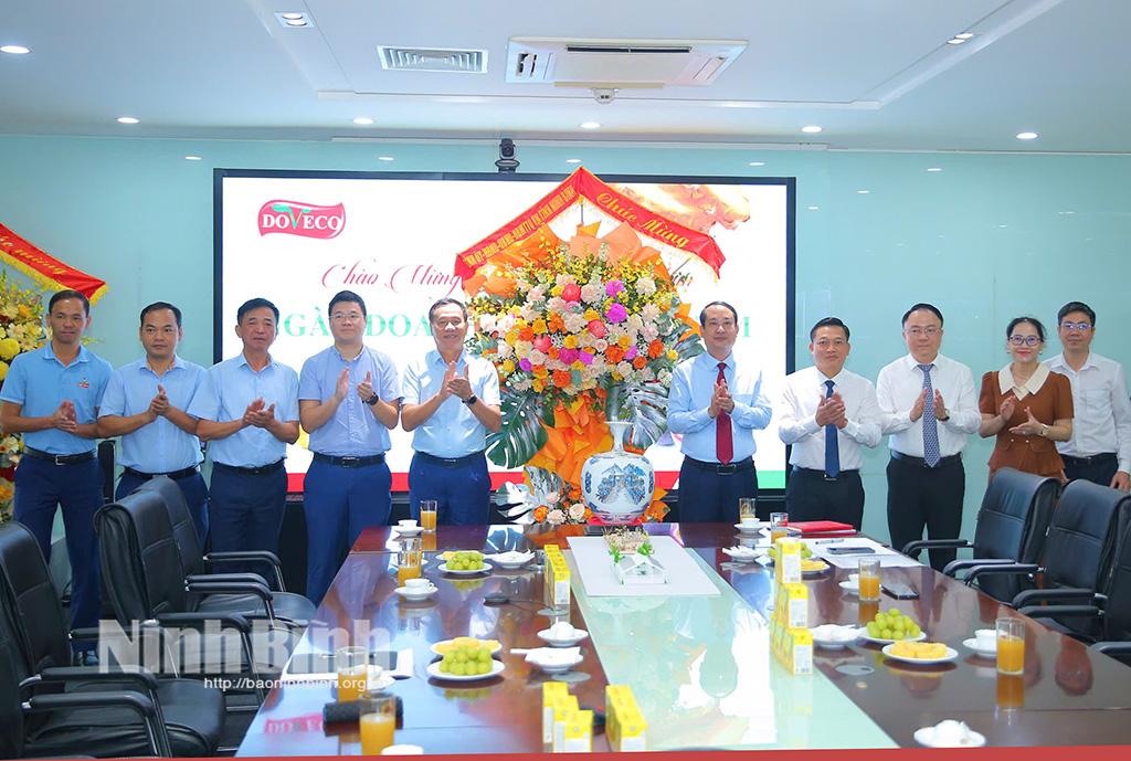 Đồng chí Mai Văn Tuất, Phó Bí thư Tỉnh ủy, Chủ tịch Ủy ban MTTQ Việt Nam tỉnh tặng hoa chúc mừng Công ty Cổ phần Thực phẩm Xuất khẩu Đồng Giao.