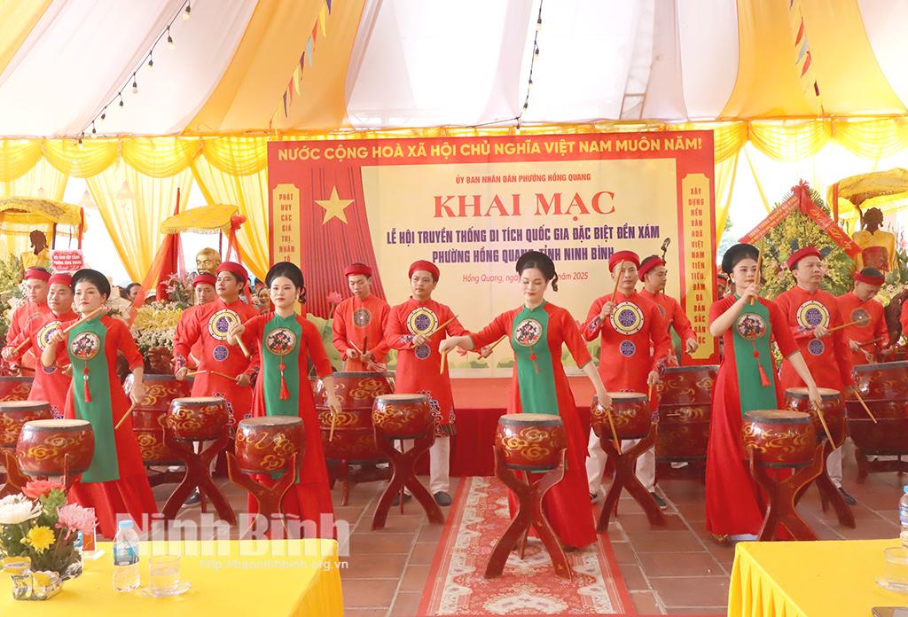 Biểu diễn trống hội tại lễ khai mạc Lễ hội Đền Xám.