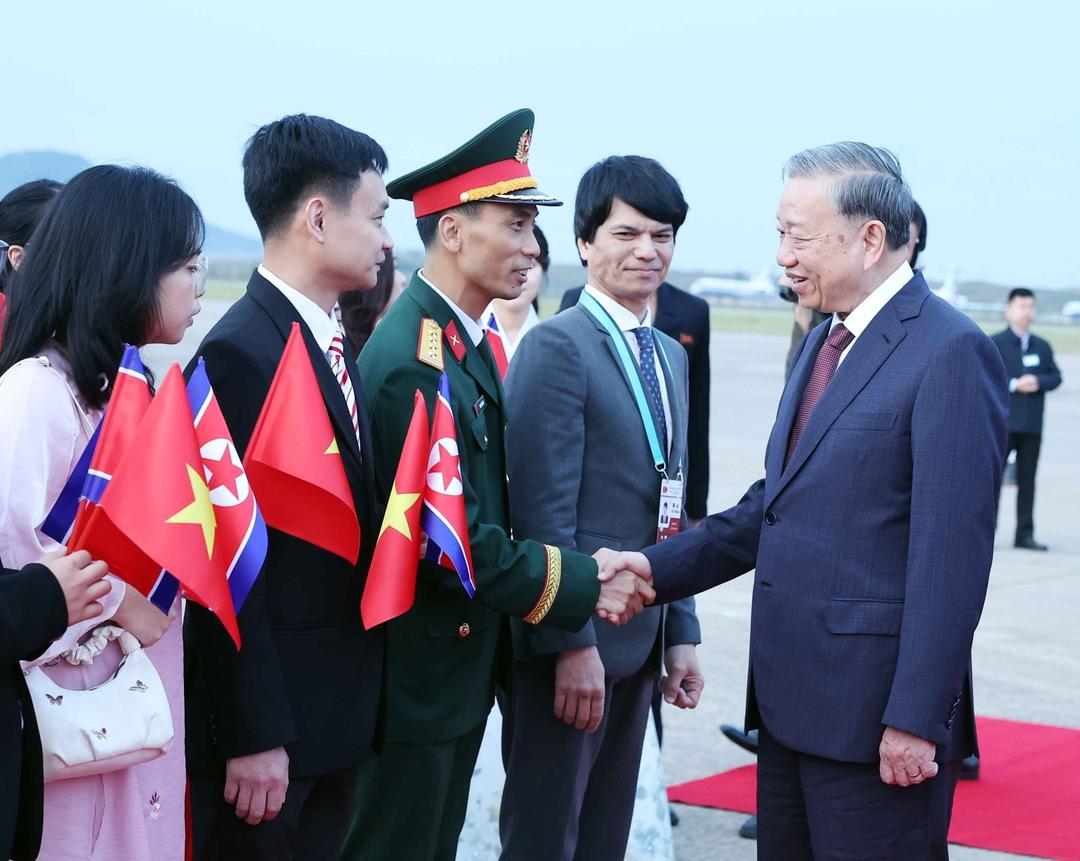 Cán bộ, nhân viên Đại sứ quán Việt Nam tại Triều Tiên đón Tổng Bí thư Tô Lâm tại Sân bay quốc tế Bình Nhưỡng. Ảnh: TTXVN