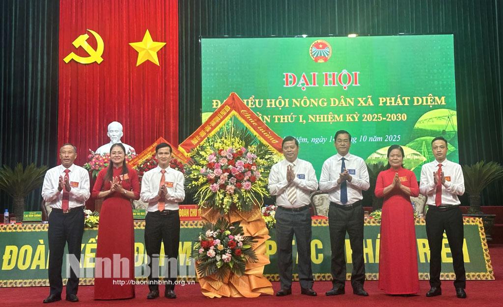 Lãnh đạo xã Phát Diệm tặng hoa chúc mừng Đại hội. Ảnh: Hồng Nhung