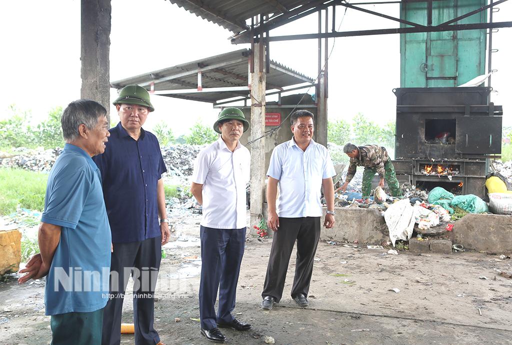 Đồng chí Phó Chủ tịch UBND tỉnh Nguyễn Anh Chức và Đoàn đi kiểm tra khu xử lý rác thải sinh hoạt xã Hiển Khánh.