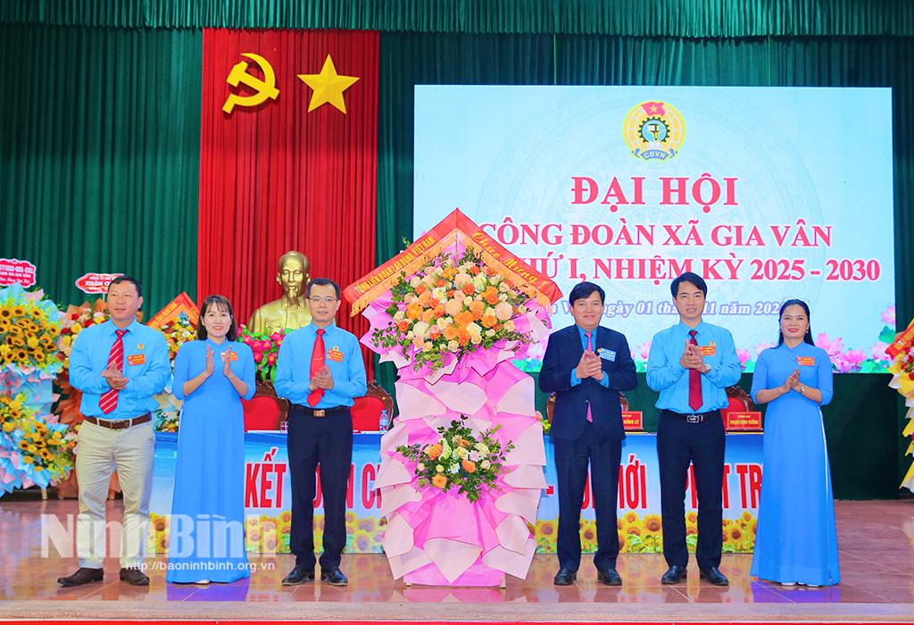 Đồng chí Nguyễn Xuân Hùng, Phó Chủ tịch Tổng Liên đoàn Lao động Việt Nam tặng hoa chúc mừng Đại hội.