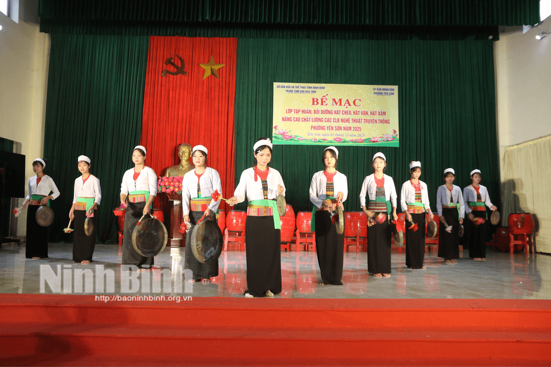 Các học viên trình diễn tiết mục văn nghệ tại lớp tập huấn.