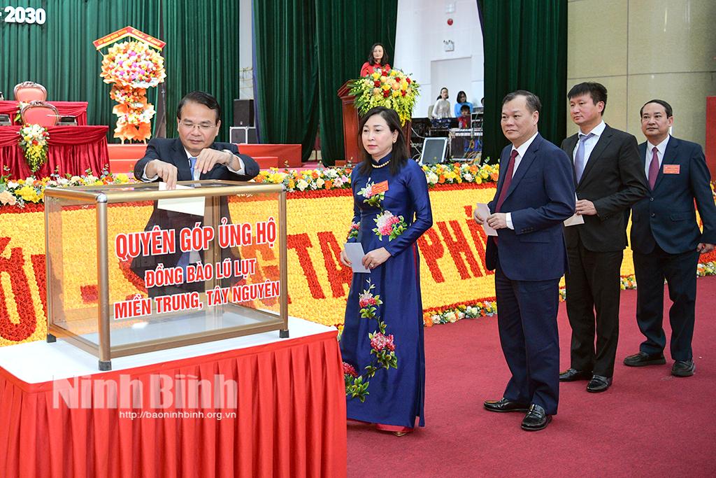 Đồng chí Bí thư Tỉnh ủy Đặng Xuân Phong và các đồng chí Thường trực Tỉnh ủy ủng hộ đồng bào miền Trung, Tây Nguyên khắc phục thiệt hại do mưa lũ gây ra. Ảnh: Trường Giang