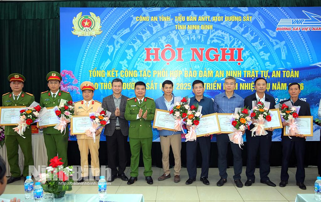 Lãnh đạo Tổng Công ty Đường sắt Việt Nam và lãnh đạo Công an tỉnh trao Giấy khen của Tổng Công ty Đường sắt Việt Nam cho các cá nhân có thành tích trong công tác phối hợp, đảm bảo ANTT-ATGTĐS.
