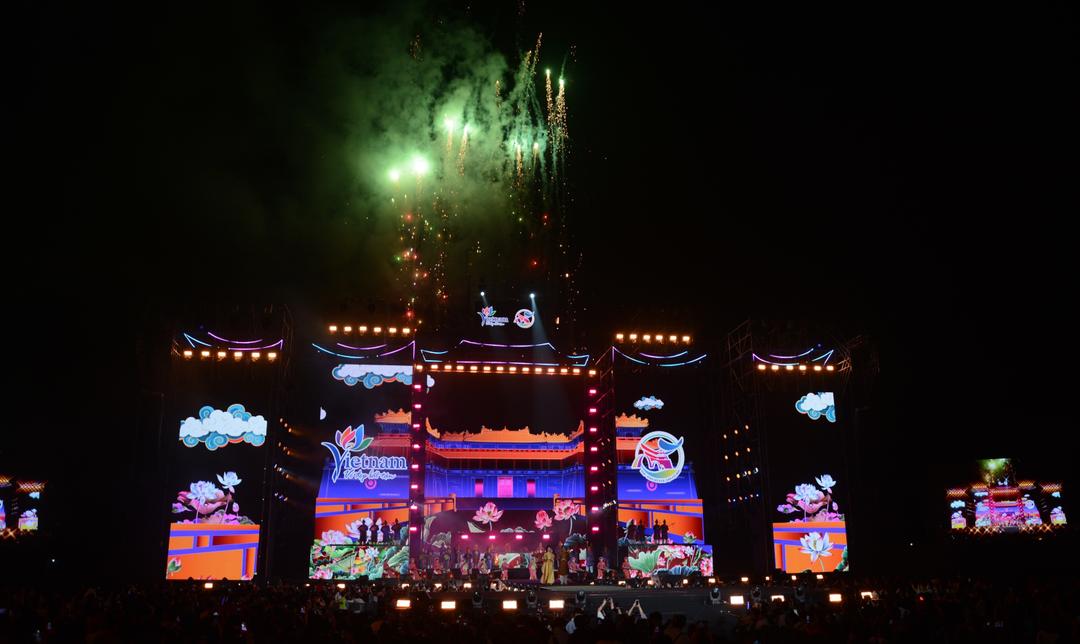 Khán giả được thưởng lãm chương trình nghệ thuật mang màu sắc văn hóa Huế tại lễ bế mạc. Ảnh: Văn Dũng-TTXVN