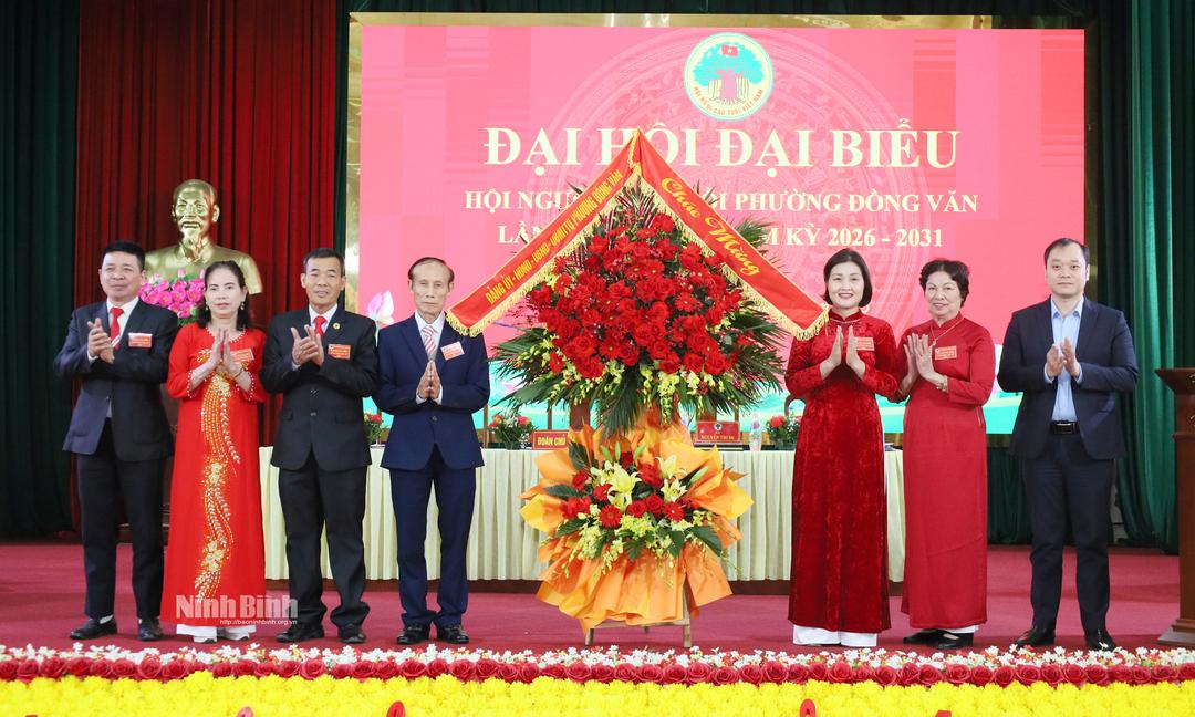 Lãnh đạo phường Đồng Văn tặng hoa chúc mừng Đại hội.