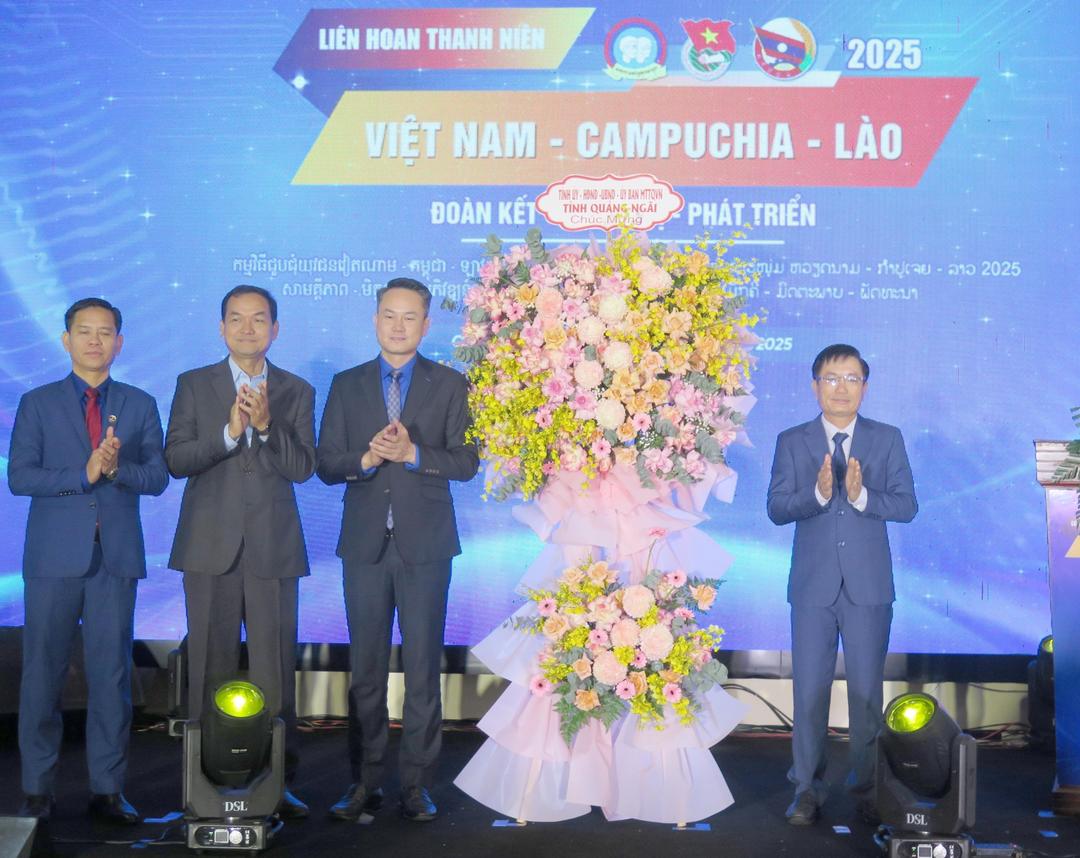 Ông Nguyễn Ngọc Sâm, Phó Chủ tịch UBND tỉnh Quảng Ngãi (ngoài cùng, bên phải) tặng hoa chúc mừng Liên hoan. Ảnh: Cao Nguyên TTXVN