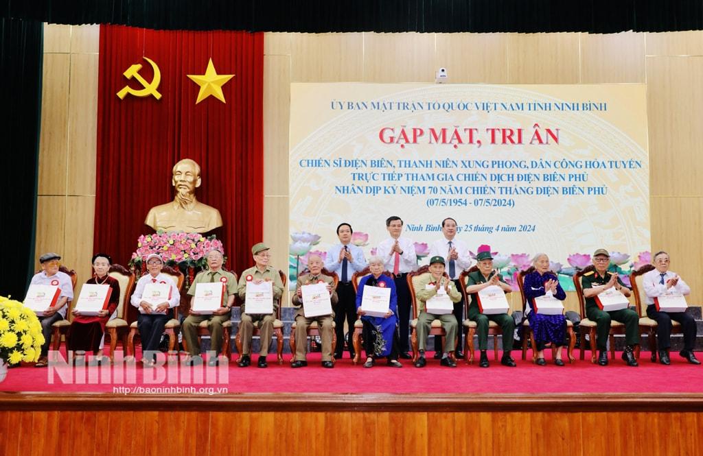 Các đồng chí lãnh đạo tỉnh tặng quà của Tỉnh ủy, HĐND, UBND, Ủy ban MTTQ Việt Nam tỉnh cho các chiến sĩ Điện Biên, thanh niên xung phong, dân công hỏa tuyến trực tiếp tham gia Chiến dịch Điện Biên Phủ. Ảnh: Báo Ninh Bình