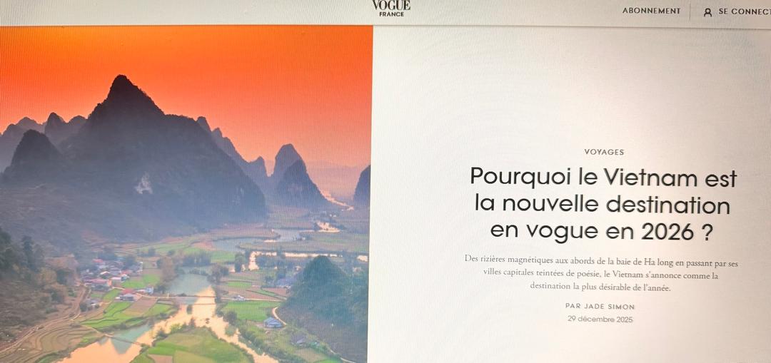 Bài báo có tiêu đề "Vì sao Việt Nam trở thành điểm đến được săn đón nhất năm 2026?" đăng ngày 29/12 trên tạp chí Vogue (Pháp). Ảnh: TTXVN phát