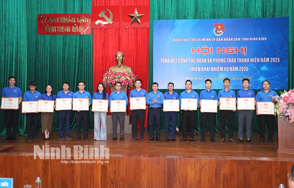 Lãnh đạo Tỉnh Đoàn trao Giấy khen của Đoàn TNCS Hồ Chí Minh UBND tỉnh cho các tập thể có thành tích xuất sắc trong công tác Đoàn và phong trào thanh niên năm 2025.