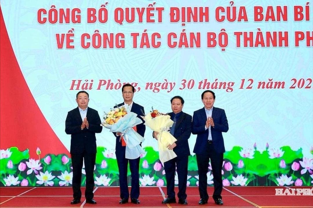 Các đồng chí: Lê Tiến Châu, Uỷ viên Trung ương Đảng, Bí thư Thành uỷ, Trưởng đoàn đại biểu Quốc hội thành phố Hải Phòng; Hoàng Văn Trà, Phó chủ nhiệm Uỷ ban Kiểm tra Trung ương trao quyết định và tặng hoa chúc mừng đồng chí Nguyễn Anh Tuấn và đồng chí Vũ Hồng Hiên.