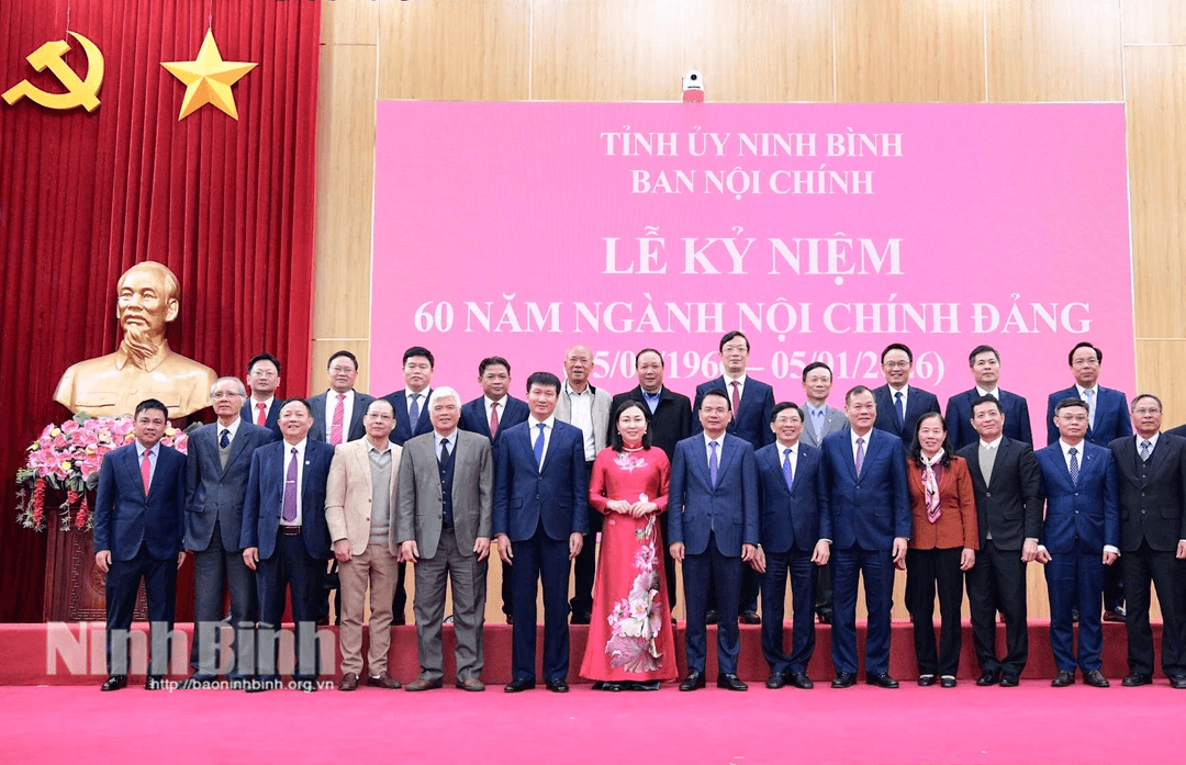Các đại biểu chụp ảnh lưu niệm với lãnh đạo và nguyên lãnh đạo Ban Nội chính Tỉnh ủy Ninh Bình qua các thời kỳ.